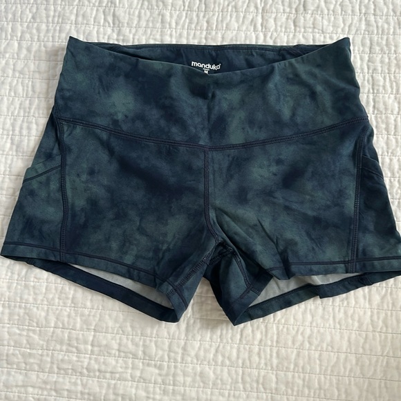 Manduka Printed Yoga Shorts - Picture 1 of 4